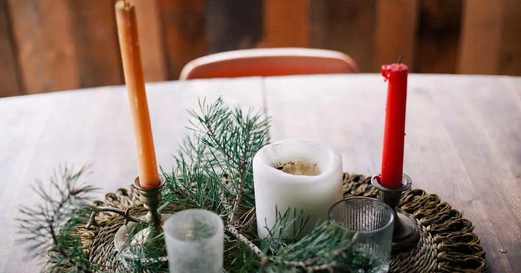 Bord med tända ljus en kväll